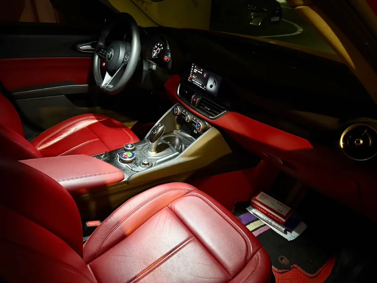 2017 Alfa Romeo Giulia 2.0T 200HP L4 8AT,autocango,china used car exporter,china ev exporter,chinese used car exporter,chinese used ev exporter