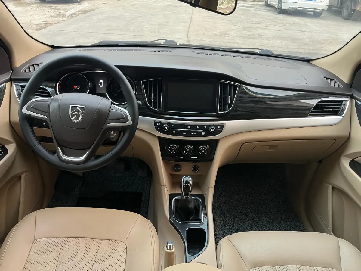 2016 BaoJun 730 1.5L 112HP L4 5MT,autocango,china used car exporter,china ev exporter,chinese used car exporter,chinese used ev exporter