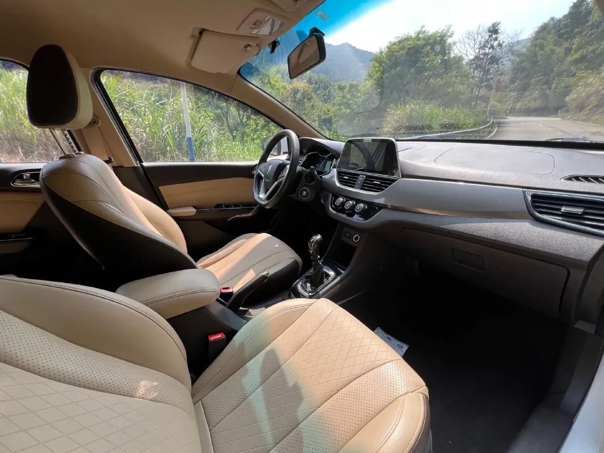 2017 BaoJun 310W 1.5L 112HP L4 6MT,autocango,china used car exporter,china ev exporter,chinese used car exporter,chinese used ev exporter