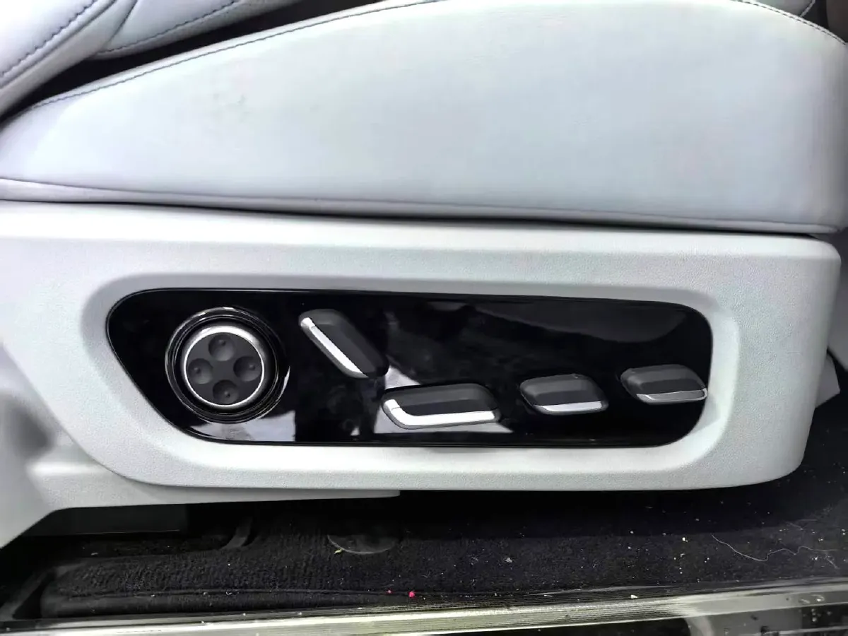 2025 AITO AITO M9 REEV 160HP REEV 52KWH,autocango,china used car exporter,china ev exporter,chinese used car exporter,chinese used ev exporter