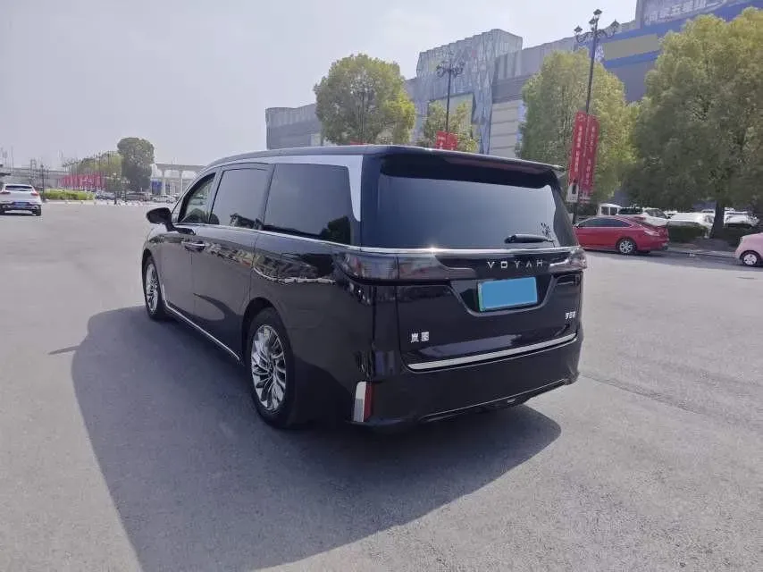 2024 Voyah Dream 1.5T 150HP L4 PHEV 43KWH,autocango,china used car exporter,china ev exporter,chinese used car exporter,chinese used ev exporter