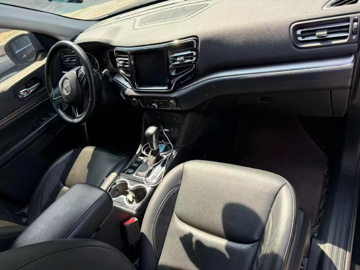 2018 Jeep Grand Commander 2.0T 234HP L4 9AT,autocango,china used car exporter,china ev exporter,chinese used car exporter,chinese used ev exporter