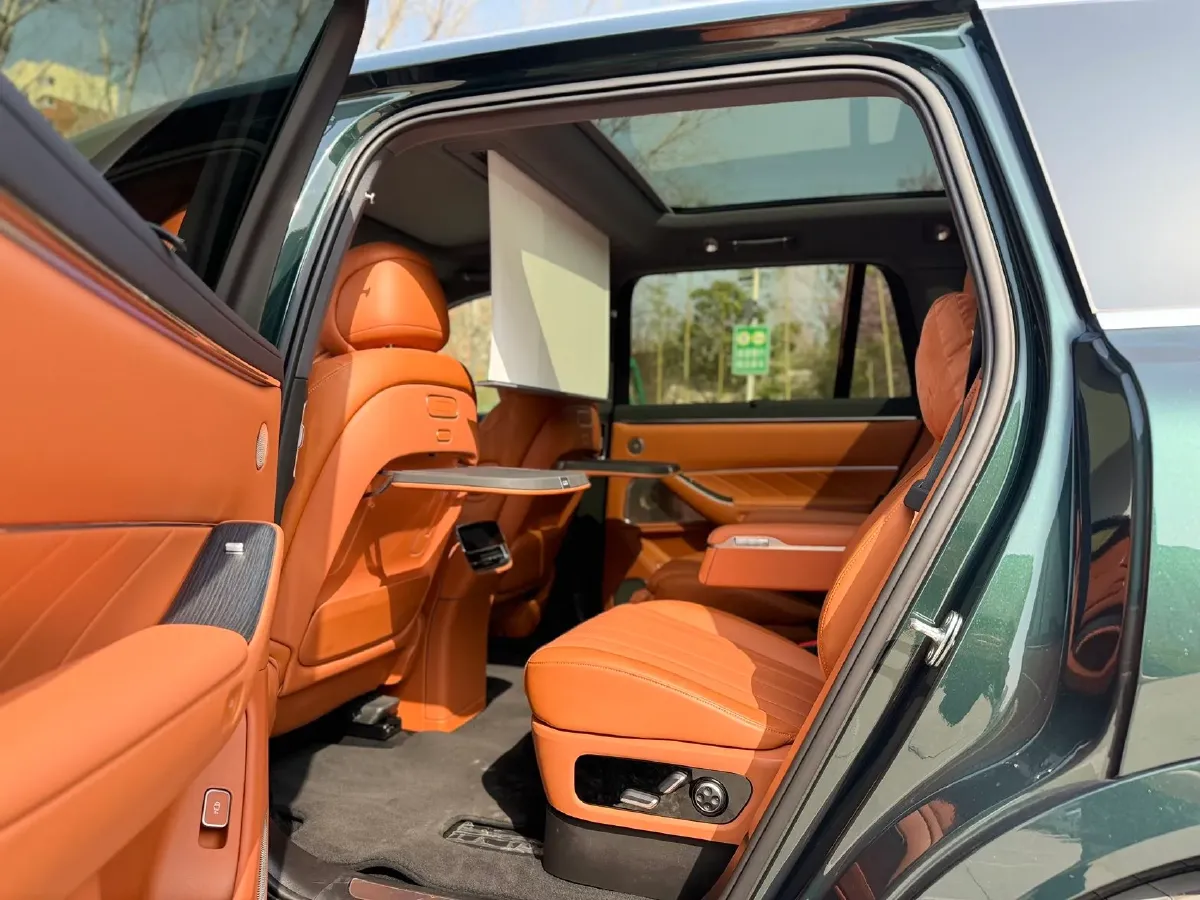 2025 AITO AITO M8 REEV 160HP REEV 53.4KWH,autocango,china used car exporter,china ev exporter,chinese used car exporter,chinese used ev exporter