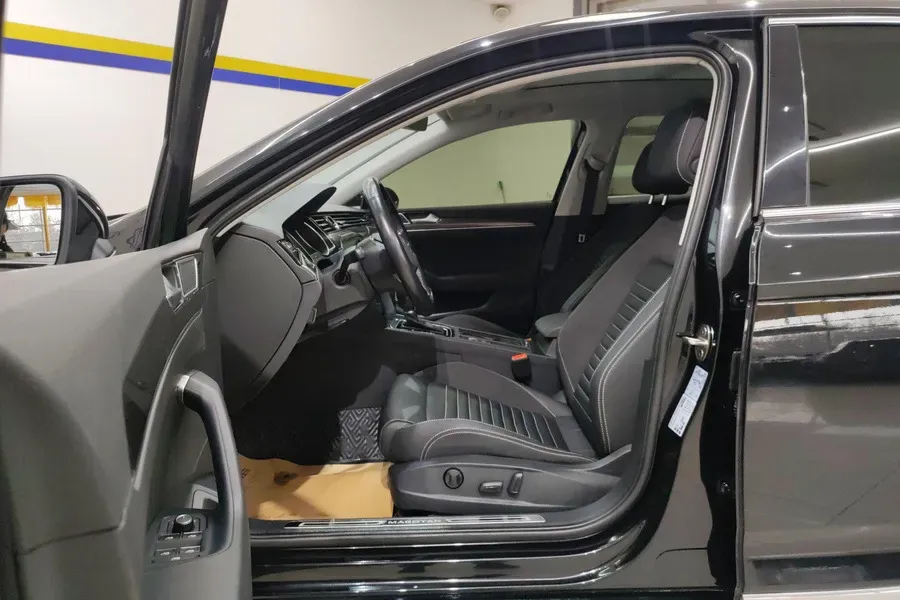 2020 Volkswagen Magotan 2.0T 186HP L4 7DCT,autocango,china used car exporter,china ev exporter,chinese used car exporter,chinese used ev exporter