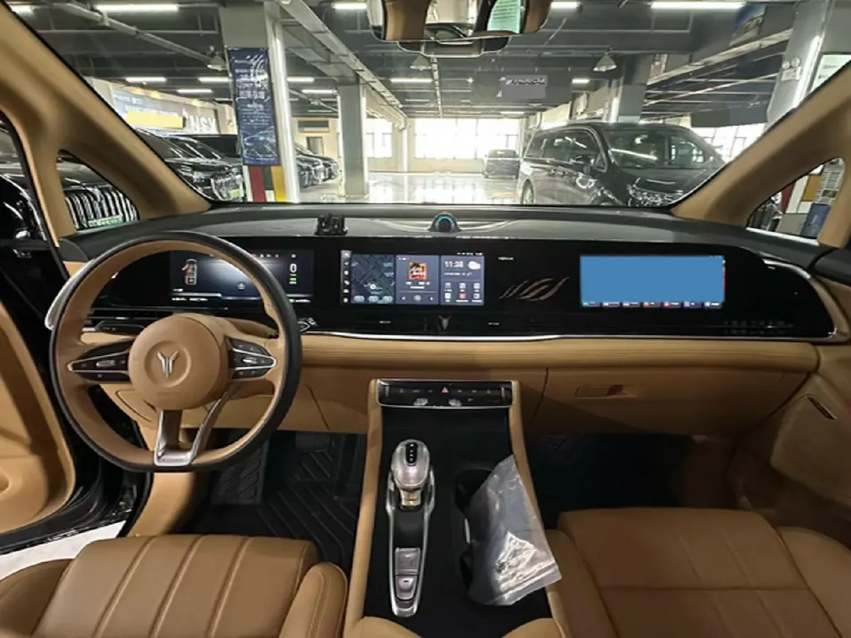 2024 Voyah Dream 1.5T 150HP L4 PHEV 43KWH,autocango,china used car exporter,china ev exporter,chinese used car exporter,chinese used ev exporter