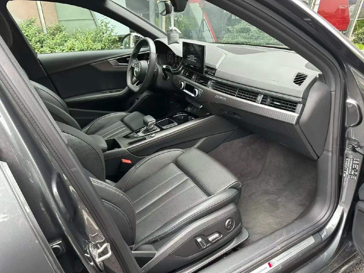 2024 Audi A4L 2.0T 190HP L4 7DCT,autocango,china used car exporter,china ev exporter,chinese used car exporter,chinese used ev exporter