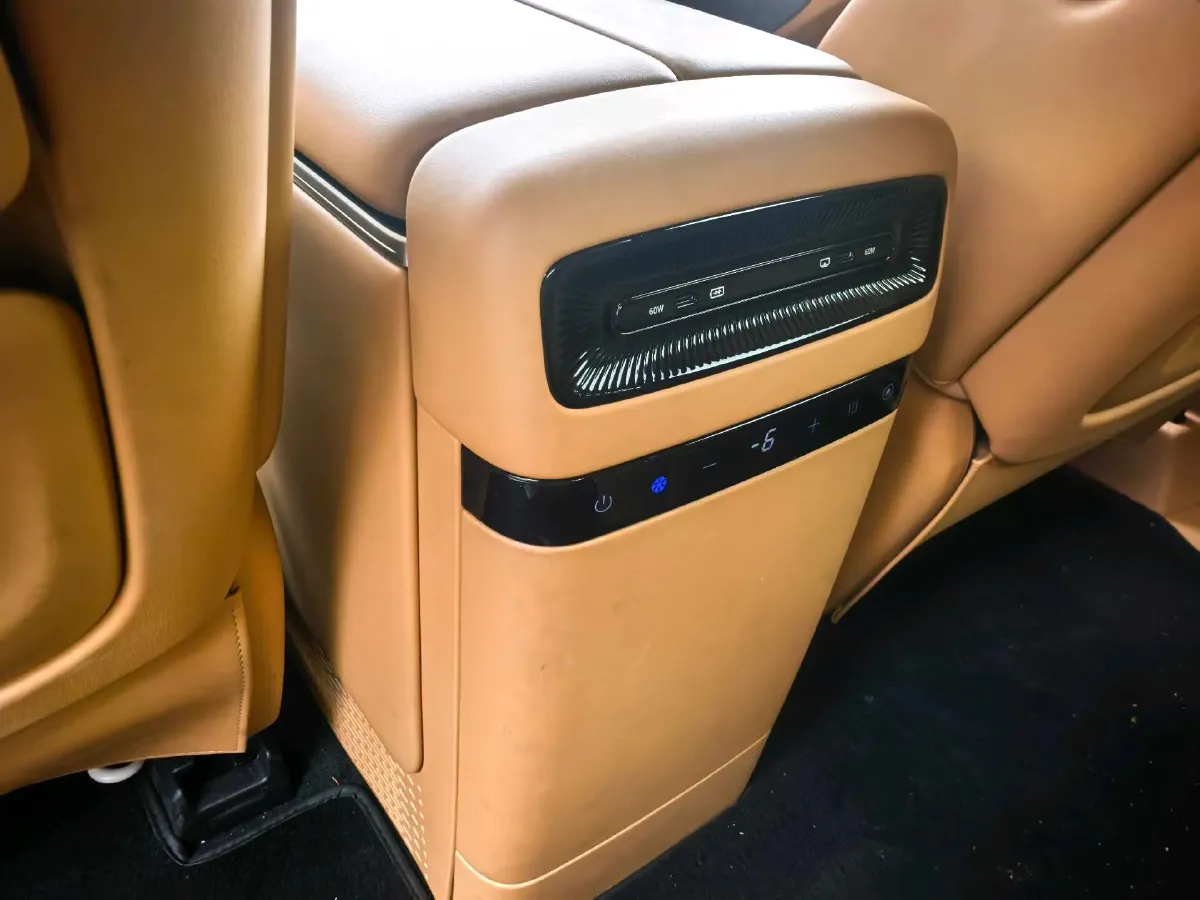 2025 Voyah Dream 1.5T 150HP L4 PHEV 41.7KWH,autocango,china used car exporter,china ev exporter,chinese used car exporter,chinese used ev exporter