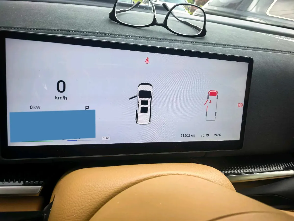 2025 Voyah Dream 1.5T 150HP L4 PHEV 41.7KWH,autocango,china used car exporter,china ev exporter,chinese used car exporter,chinese used ev exporter