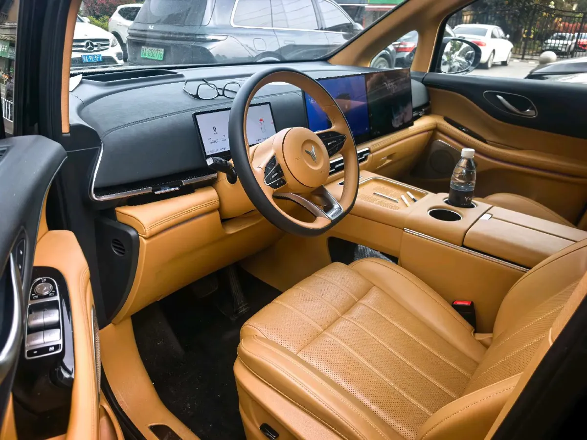 2025 Voyah Dream 1.5T 150HP L4 PHEV 41.7KWH,autocango,china used car exporter,china ev exporter,chinese used car exporter,chinese used ev exporter