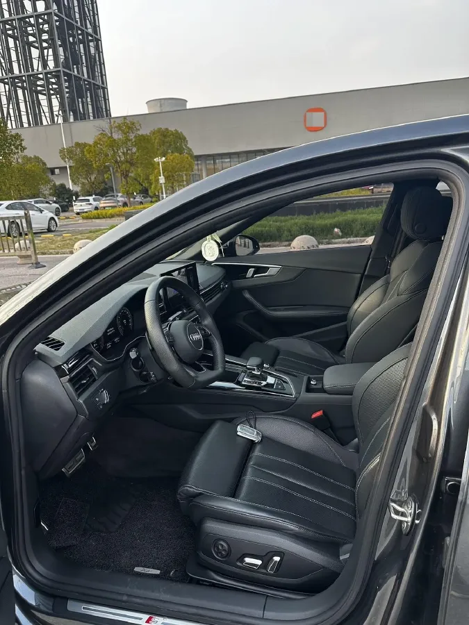 2024 Audi A4L 2.0T 190HP L4 7DCT,autocango,china used car exporter,china ev exporter,chinese used car exporter,chinese used ev exporter