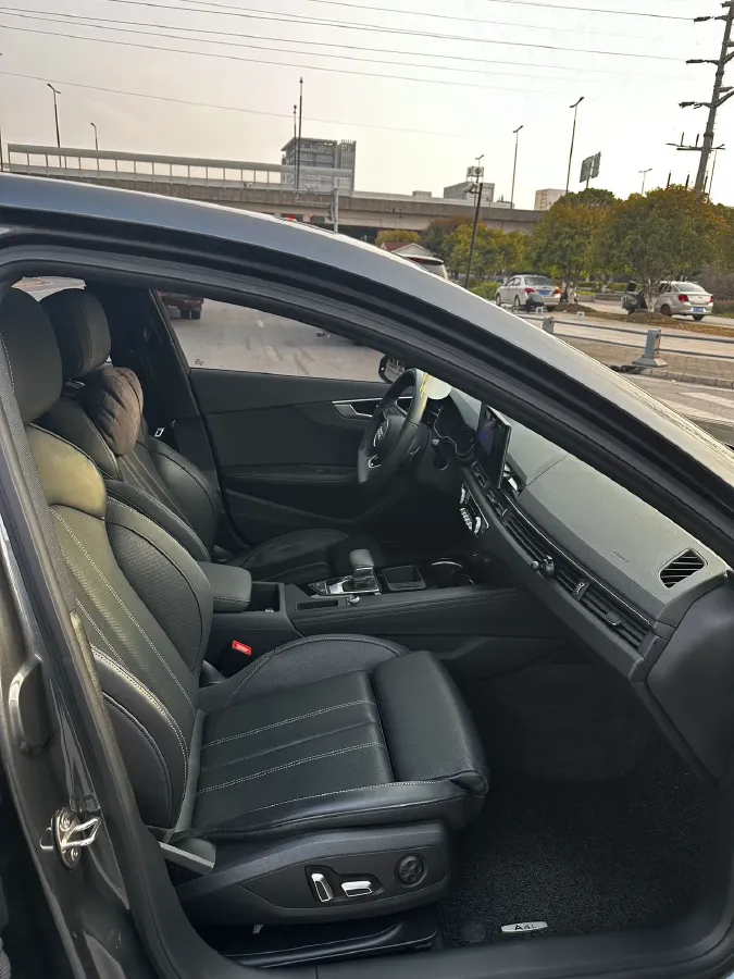 2024 Audi A4L 2.0T 190HP L4 7DCT,autocango,china used car exporter,china ev exporter,chinese used car exporter,chinese used ev exporter