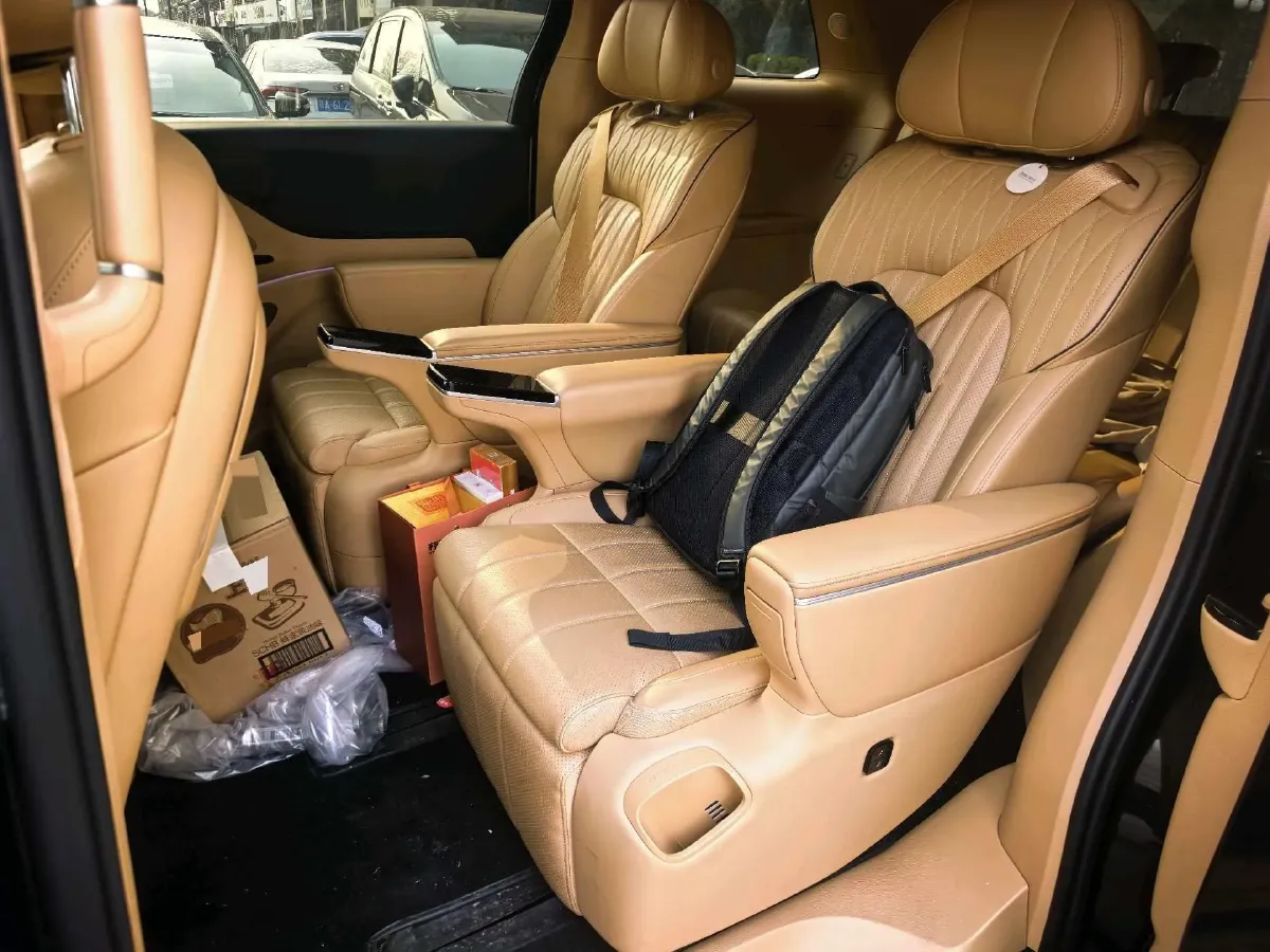 2025 Voyah Dream 1.5T 150HP L4 PHEV 41.7KWH,autocango,china used car exporter,china ev exporter,chinese used car exporter,chinese used ev exporter