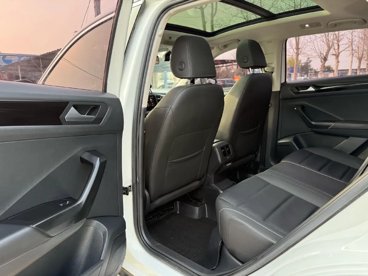 2022 Volkswagen T-Roc 1.4T 150HP L4 7DCT,autocango,china used car exporter,china ev exporter,chinese used car exporter,chinese used ev exporter