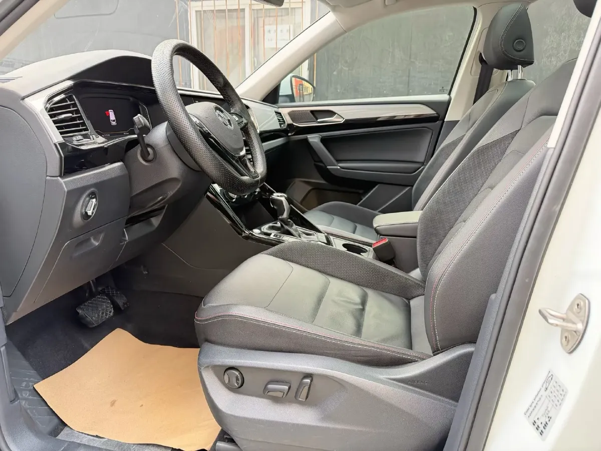 2019 Jeep Cherokee 2.0T 234HP L4 9AT,autocango,china used car exporter,china ev exporter,chinese used car exporter,chinese used ev exporter