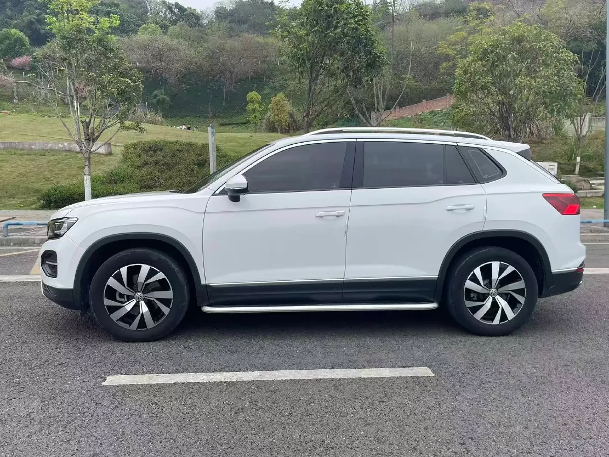 2019 Jeep Cherokee 2.0T 234HP L4 9AT,autocango,china used car exporter,china ev exporter,chinese used car exporter,chinese used ev exporter
