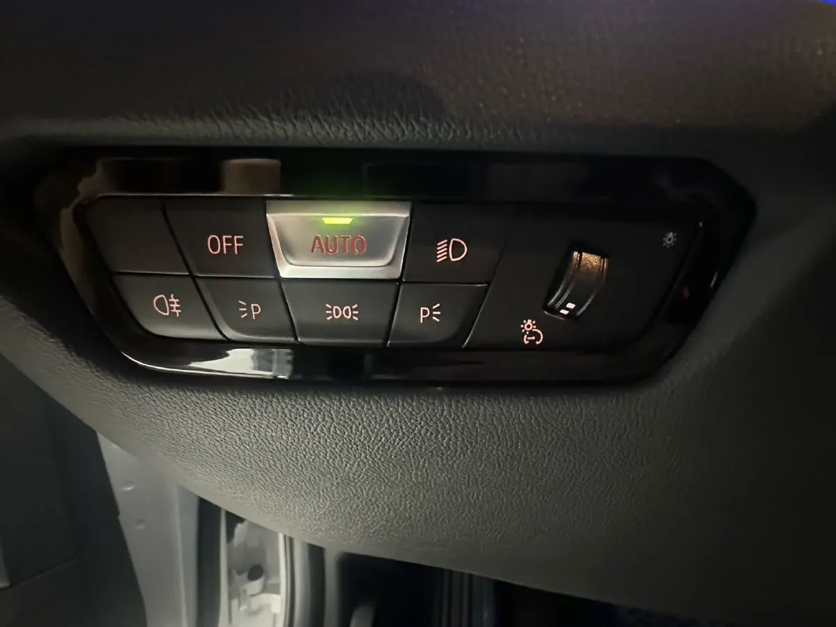 2023 BMW 3 Series 2.0T 156HP L4 8AT,autocango,china used car exporter,china ev exporter,chinese used car exporter,chinese used ev exporter