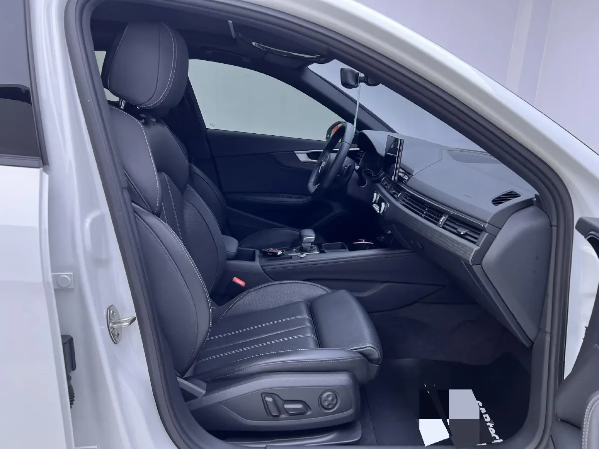 2023 Audi A4L 2.0T 190HP L4 7DCT,autocango,china used car exporter,china ev exporter,chinese used car exporter,chinese used ev exporter