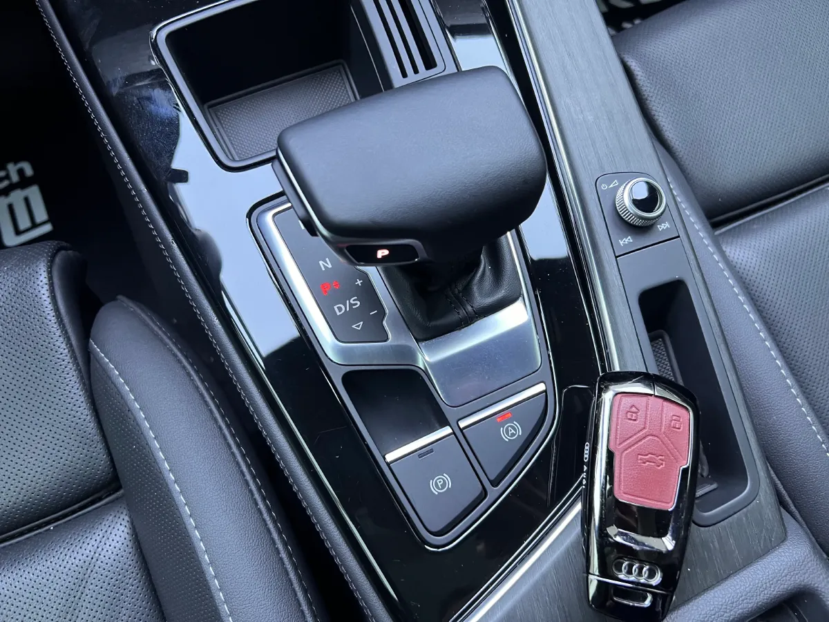 2023 Audi A4L 2.0T 190HP L4 7DCT,autocango,china used car exporter,china ev exporter,chinese used car exporter,chinese used ev exporter