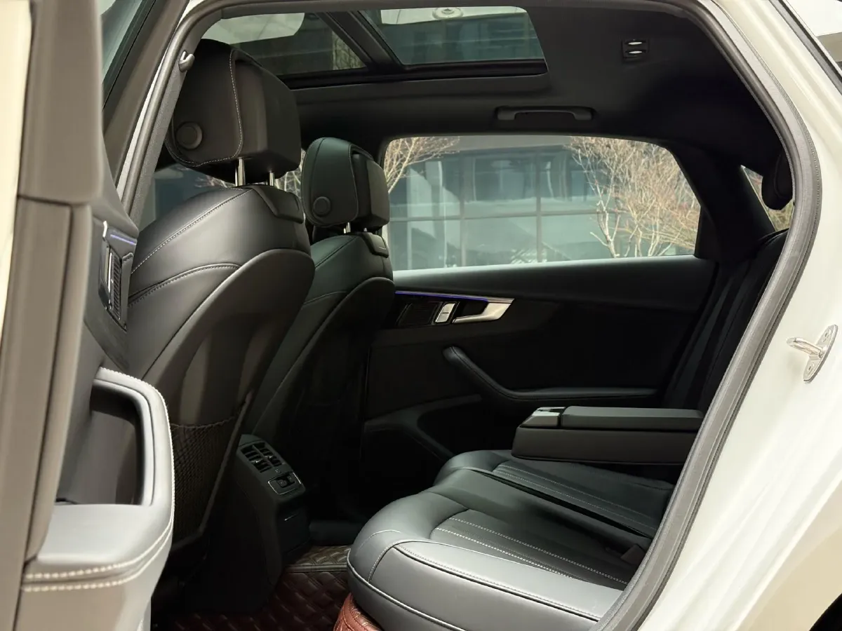 2024 Audi A4L 2.0T 190HP L4 7DCT,autocango,china used car exporter,china ev exporter,chinese used car exporter,chinese used ev exporter