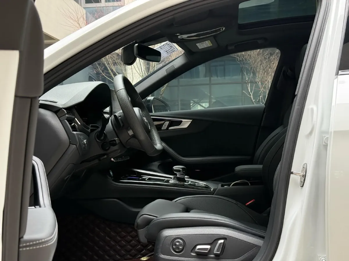 2024 Audi A4L 2.0T 190HP L4 7DCT,autocango,china used car exporter,china ev exporter,chinese used car exporter,chinese used ev exporter