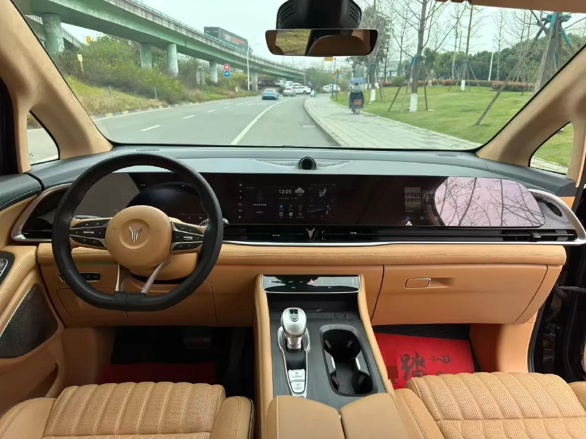 2024 Voyah Dream 1.5T 150HP L4 PHEV 43KWH,autocango,china used car exporter,china ev exporter,chinese used car exporter,chinese used ev exporter