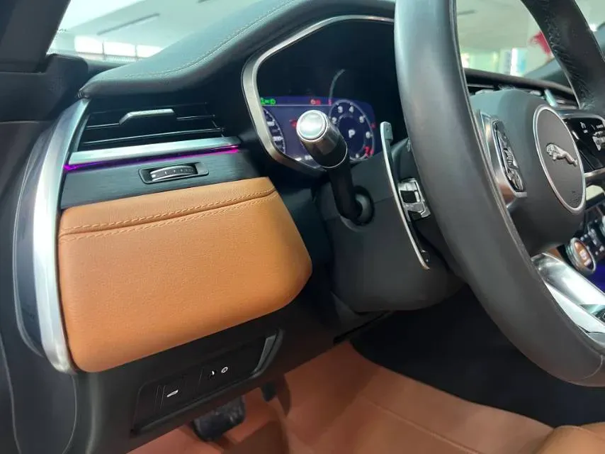 2022 Jaguar XFL 2.0T 250HP L4 8AT,autocango,china used car exporter,china ev exporter,chinese used car exporter,chinese used ev exporter