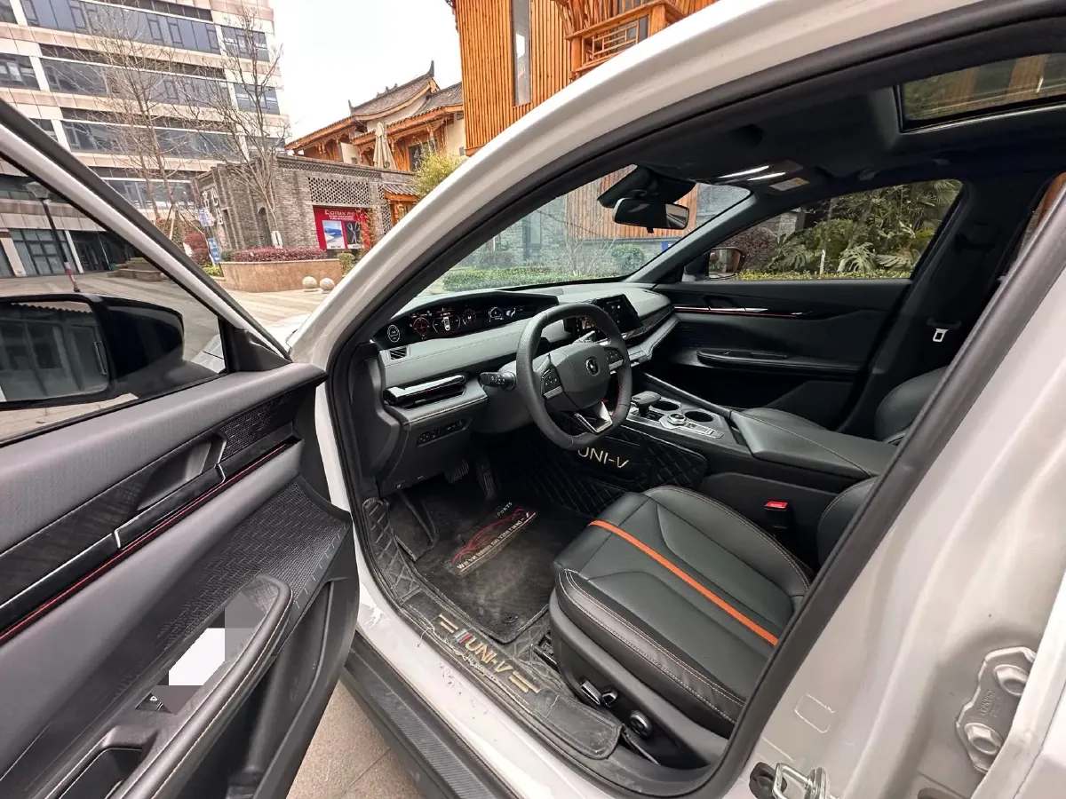 2024 ChangAn UNI-V 1.5T 188HP L4 7DCT,autocango,china used car exporter,china ev exporter,chinese used car exporter,chinese used ev exporter