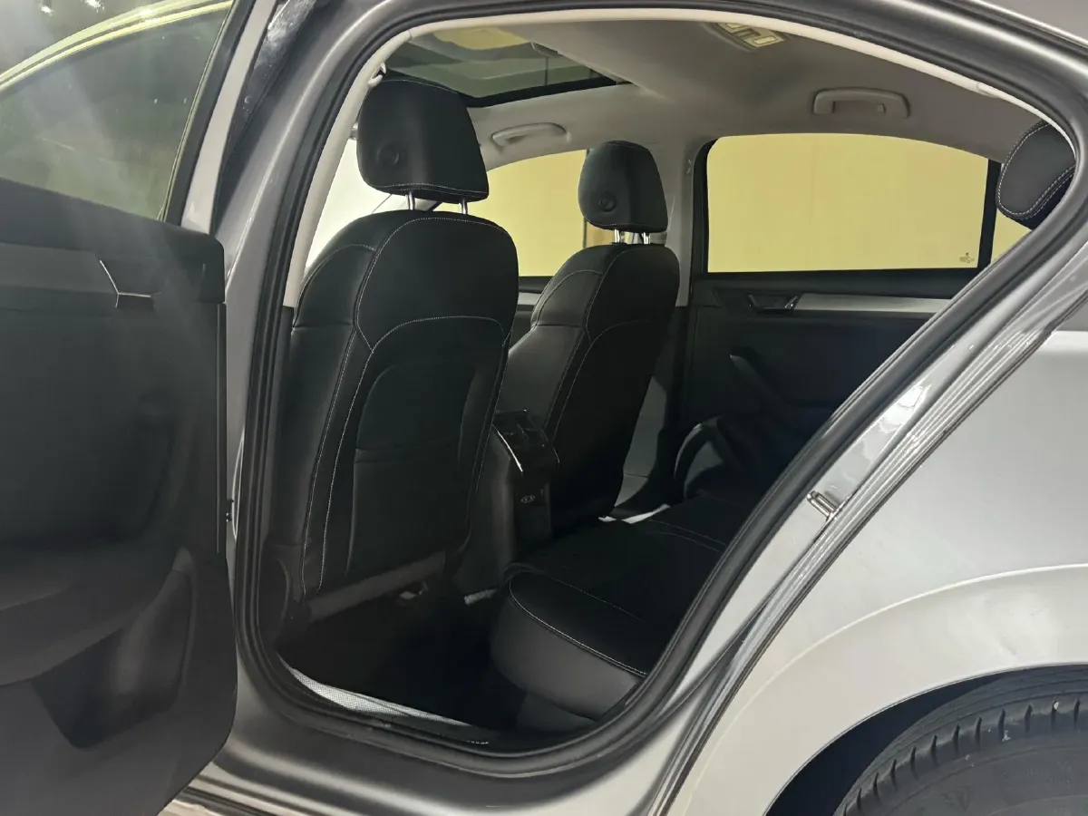 2018 Skoda Superb 1.8T 180HP L4 7DCT,autocango,china used car exporter,china ev exporter,chinese used car exporter,chinese used ev exporter