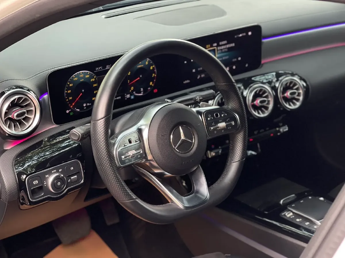 2020 Mercedes-Benz A Class 2.0T 190HP L4 7DCT,autocango,china used car exporter,china ev exporter,chinese used car exporter,chinese used ev exporter