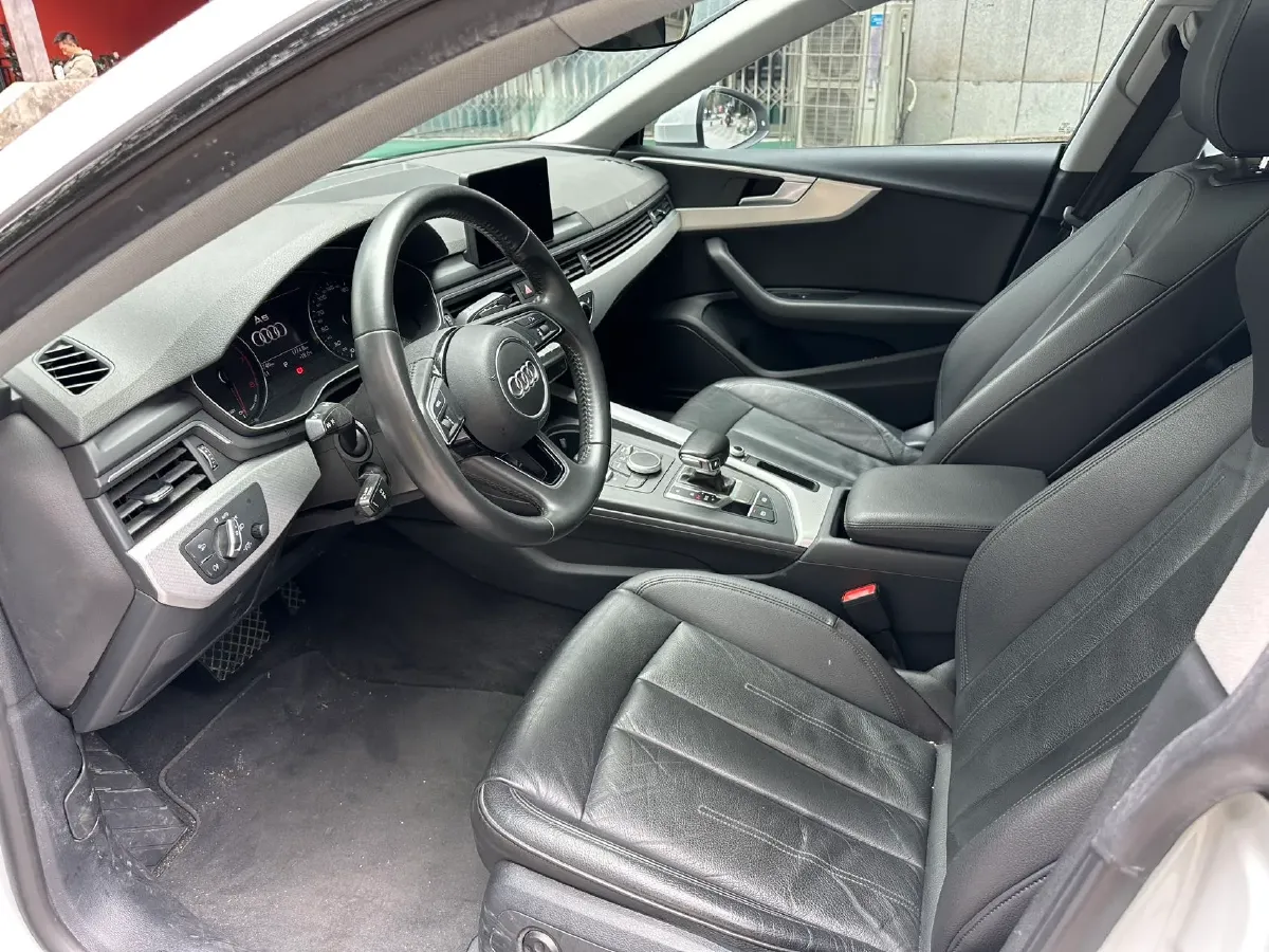 2019 Alfa Romeo Giulia 2.0T 280HP L4 8AT,autocango,china used car exporter,china ev exporter,chinese used car exporter,chinese used ev exporter