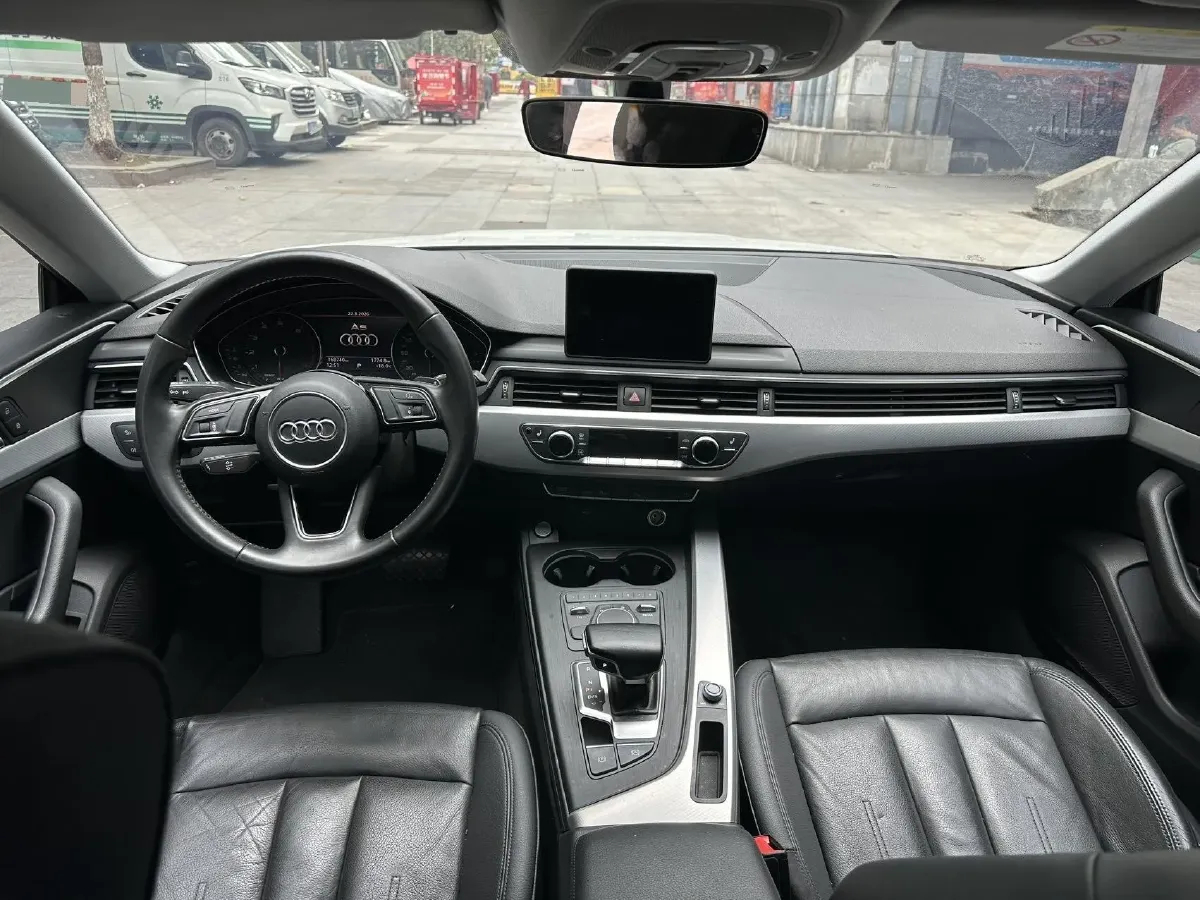 2019 Alfa Romeo Giulia 2.0T 280HP L4 8AT,autocango,china used car exporter,china ev exporter,chinese used car exporter,chinese used ev exporter