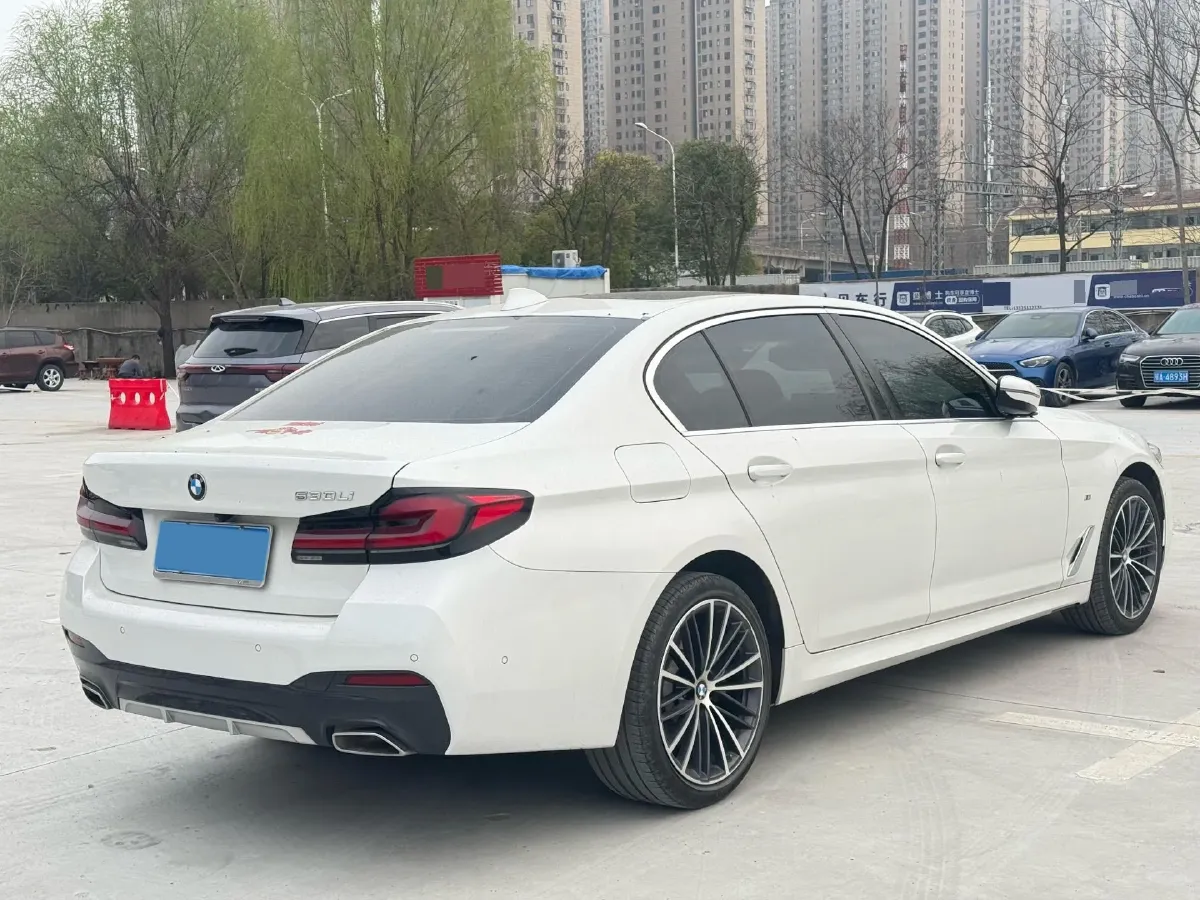2022 BMW 5 Series 2.0T 252HP L4 8AT,autocango,china used car exporter,china ev exporter,chinese used car exporter,chinese used ev exporter