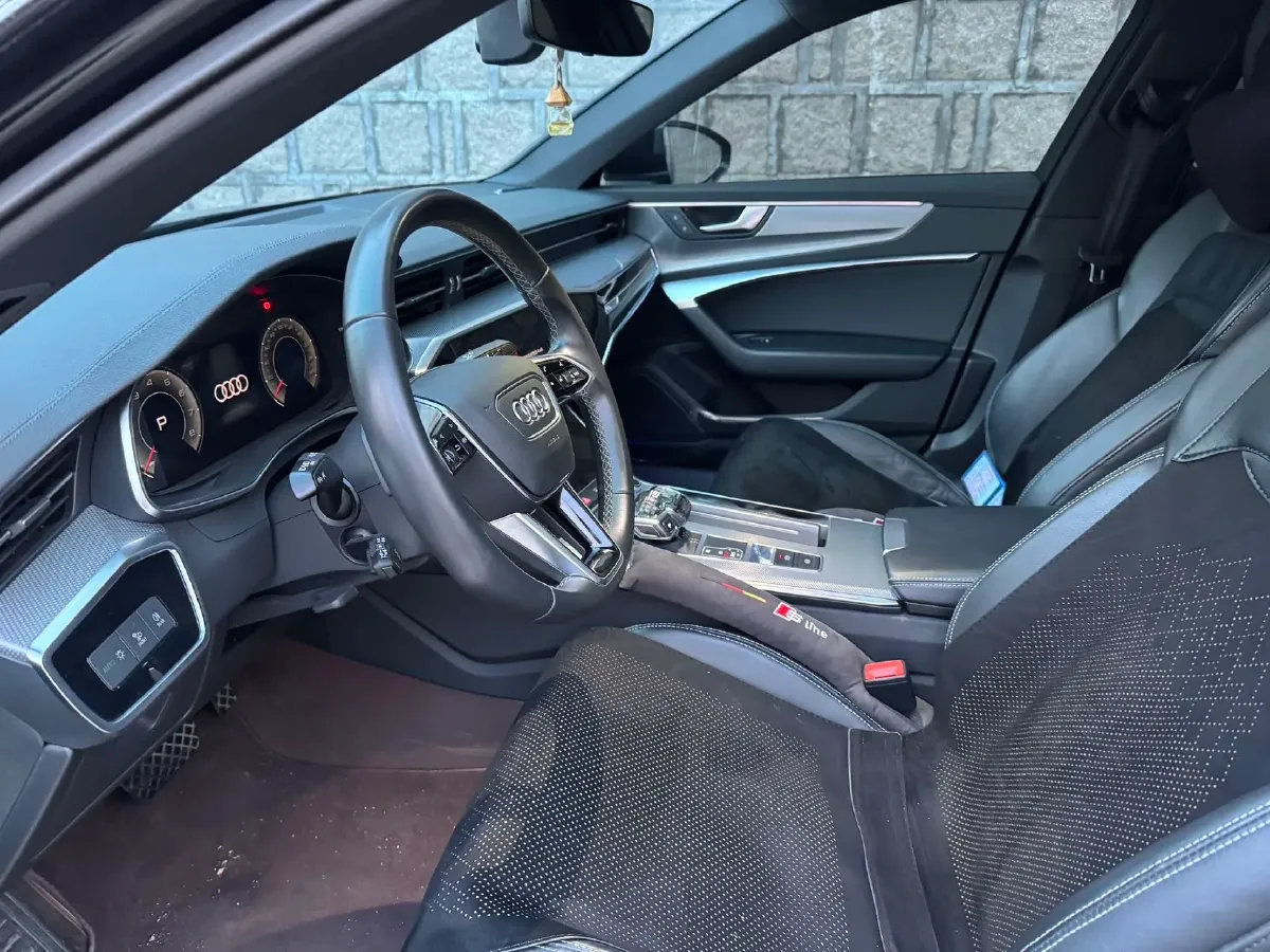 2022 Audi A6L 2.0T 224HP L4 7DCT,autocango,china used car exporter,china ev exporter,chinese used car exporter,chinese used ev exporter