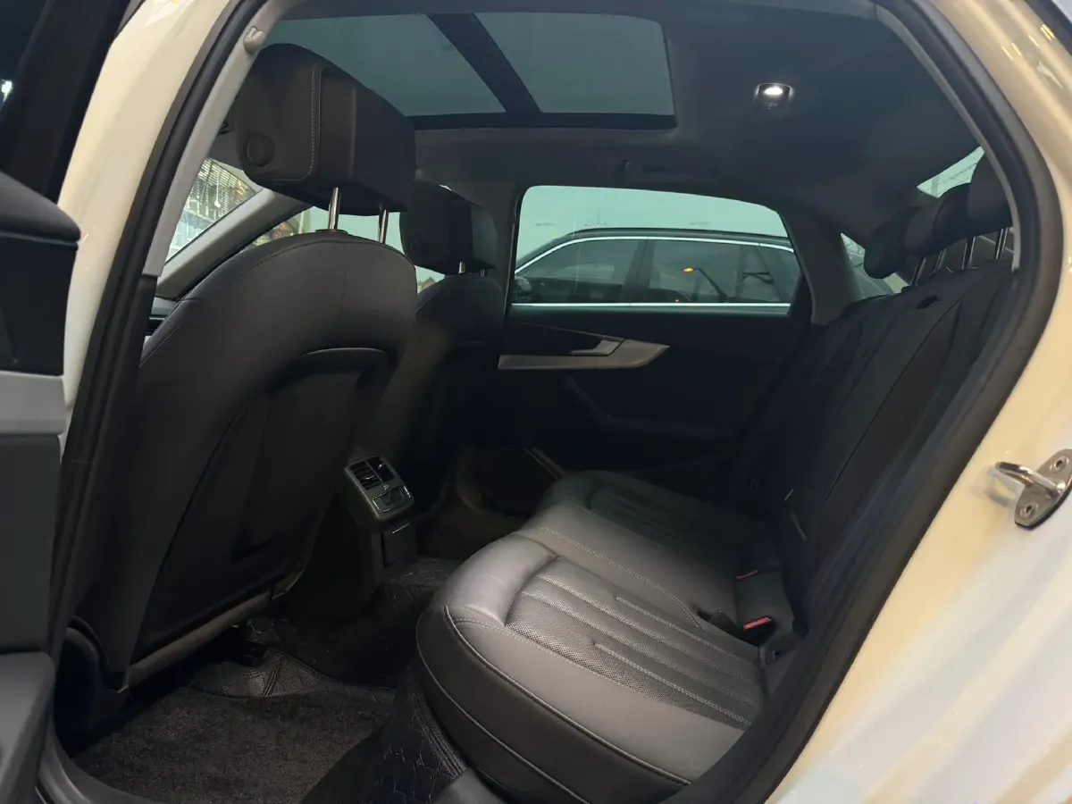 2020 Audi A4L 2.0T 190HP L4 7DCT,autocango,china used car exporter,china ev exporter,chinese used car exporter,chinese used ev exporter