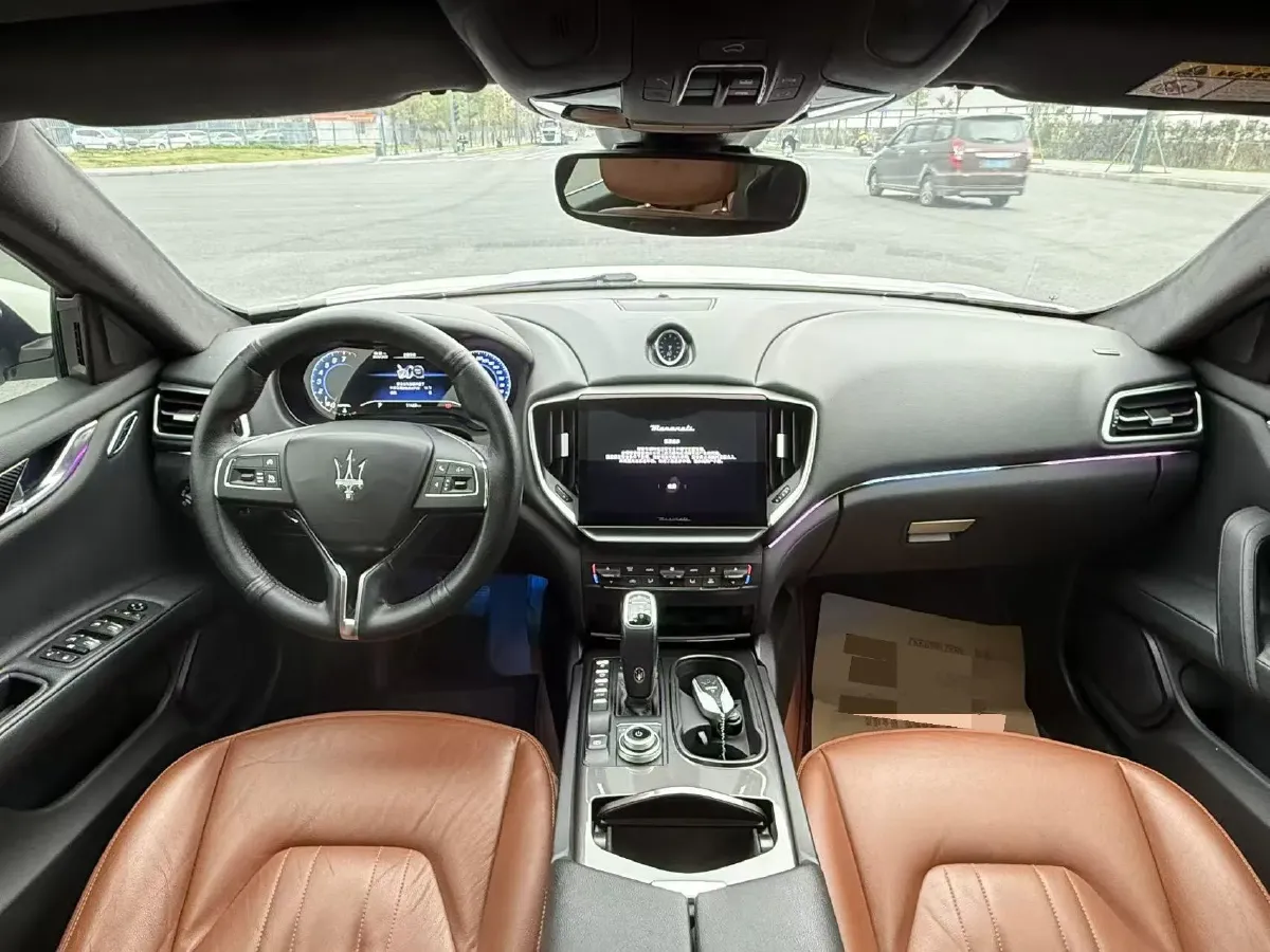 2021 Maserati Ghibli 2.0T 330HP L4 8AT,autocango,china used car exporter,china ev exporter,chinese used car exporter,chinese used ev exporter