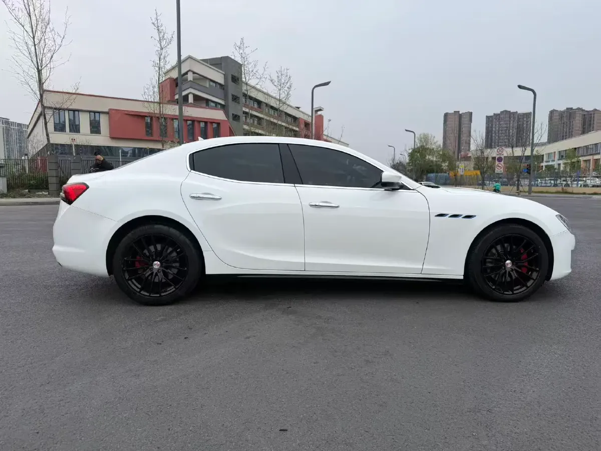 2021 Maserati Ghibli 2.0T 330HP L4 8AT,autocango,china used car exporter,china ev exporter,chinese used car exporter,chinese used ev exporter