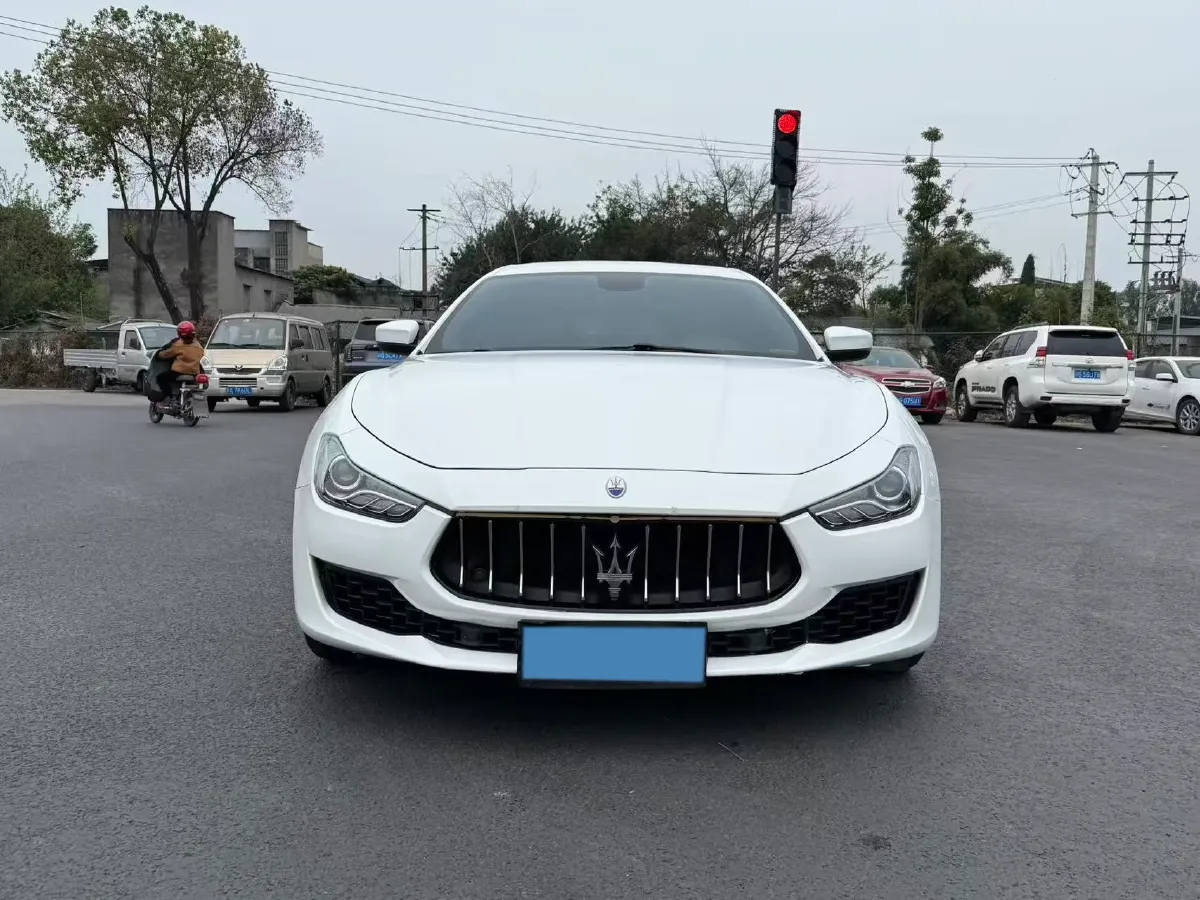 2021 Maserati Ghibli 2.0T 330HP L4 8AT,autocango,china used car exporter,china ev exporter,chinese used car exporter,chinese used ev exporter