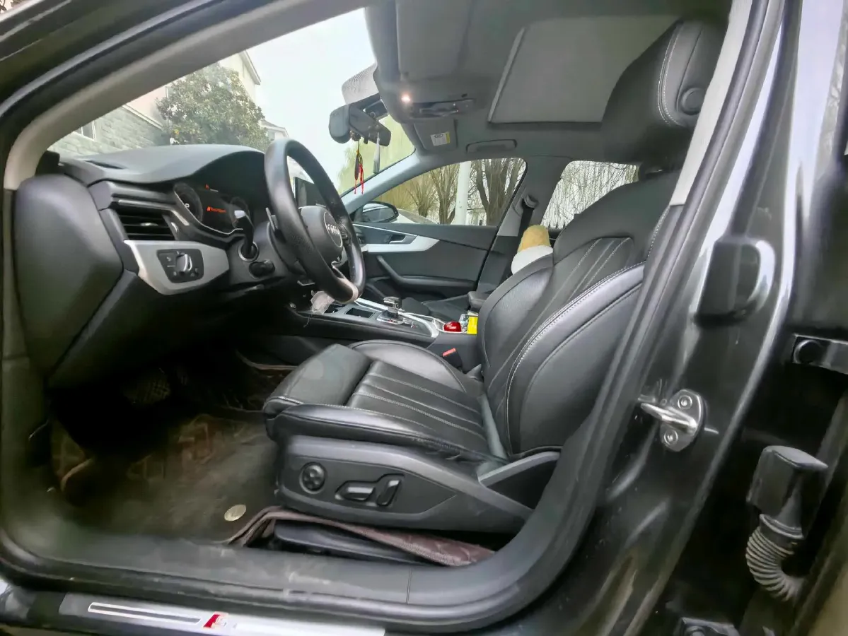 2022 Audi A4L 2.0T 190HP L4 7DCT,autocango,china used car exporter,china ev exporter,chinese used car exporter,chinese used ev exporter