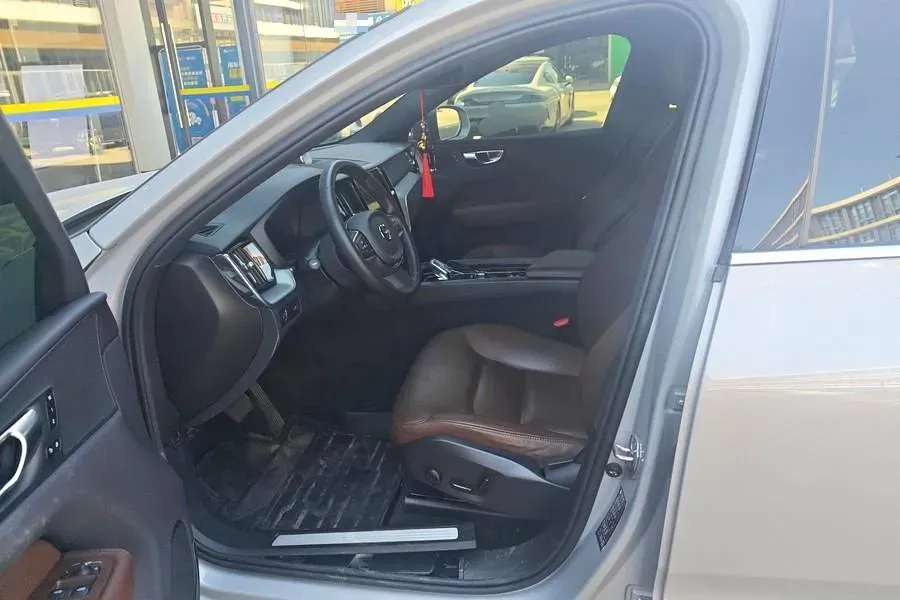 2022 Volvo XC60 2.0T 250HP L4 8AT,autocango,china used car exporter,china ev exporter,chinese used car exporter,chinese used ev exporter