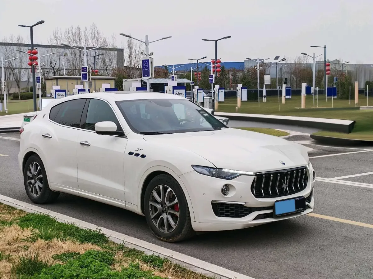 2022 Maserati Levante 2.0T 330HP L4 8AT,autocango,china used car exporter,china ev exporter,chinese used car exporter,chinese used ev exporter