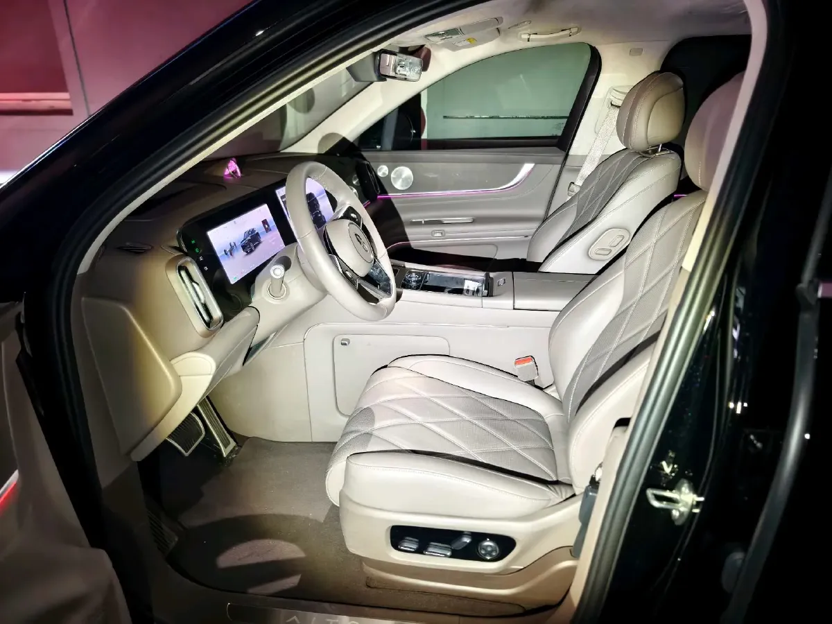 2025 AITO AITO M9 REEV 160HP REEV 52KWH,autocango,china used car exporter,china ev exporter,chinese used car exporter,chinese used ev exporter