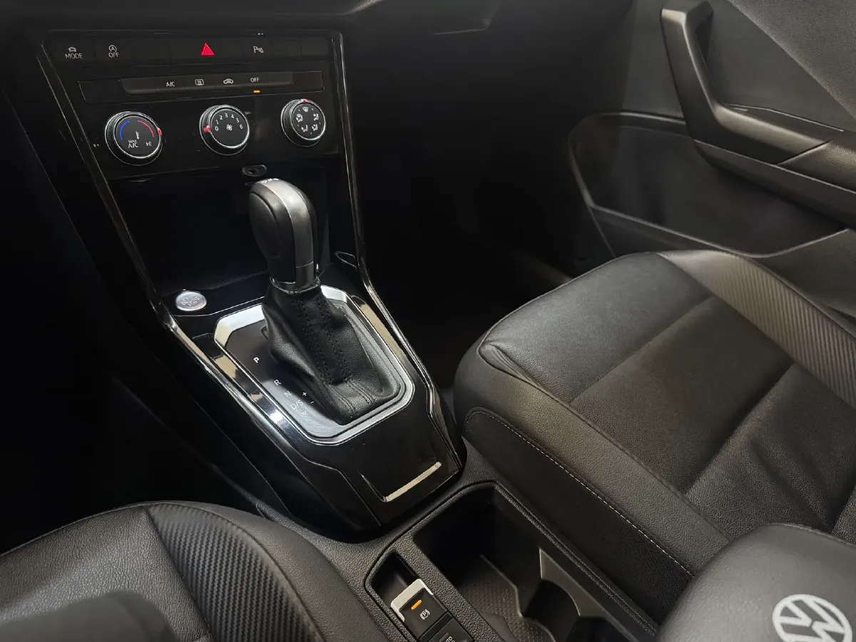 2022 Volkswagen T-Roc 1.4T 150HP L4 7DCT,autocango,china used car exporter,china ev exporter,chinese used car exporter,chinese used ev exporter