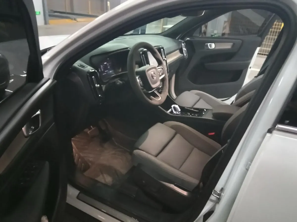 2023 Volvo XC40 2.0T 163HP L4 7DCT,autocango,china used car exporter,china ev exporter,chinese used car exporter,chinese used ev exporter