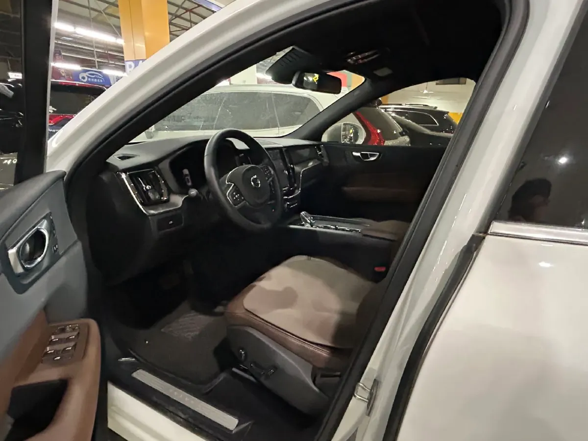 2025 Volvo XC60 2.0T 250HP L4 8AT,autocango,china used car exporter,china ev exporter,chinese used car exporter,chinese used ev exporter