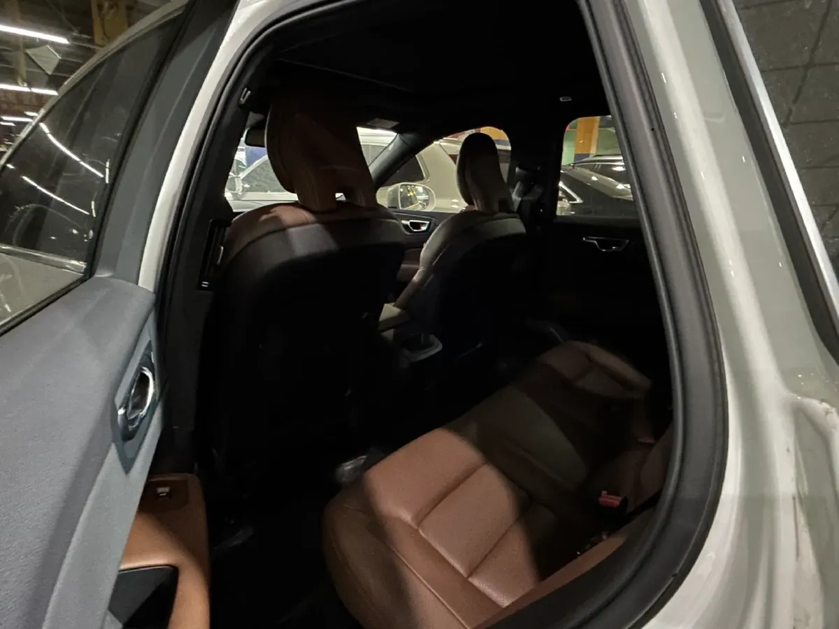 2025 Volvo XC60 2.0T 250HP L4 8AT,autocango,china used car exporter,china ev exporter,chinese used car exporter,chinese used ev exporter