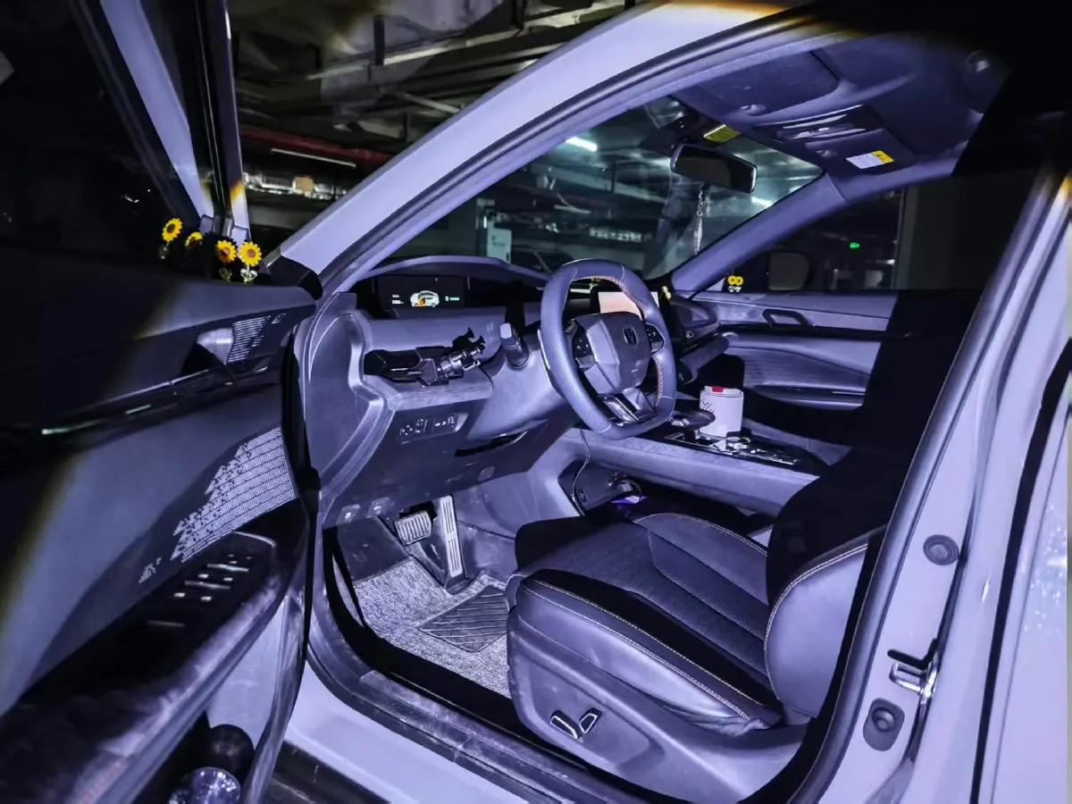 2022 ChangAn UNI-V 2.0T 233HP L4 8AT,autocango,china used car exporter,china ev exporter,chinese used car exporter,chinese used ev exporter