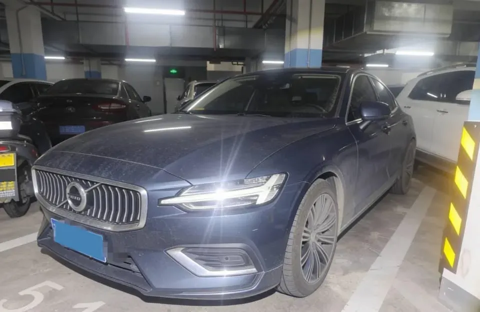 2022 Volvo S60 2.0T 197HP L4 8AT,autocango,china used car exporter,china ev exporter,chinese used car exporter,chinese used ev exporter