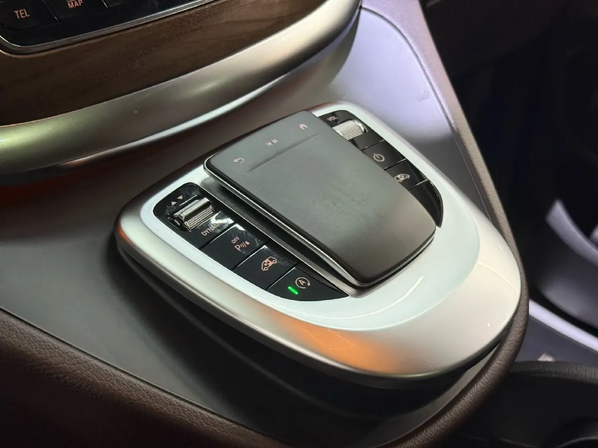 2022 Mercedes-Benz V Class 2.0T 211HP L4 9AT,autocango,china used car exporter,china ev exporter,chinese used car exporter,chinese used ev exporter