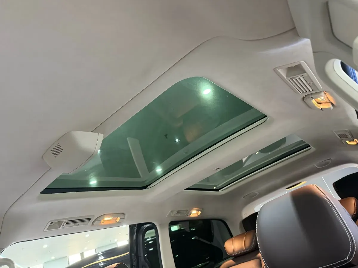 2022 Mercedes-Benz V Class 2.0T 211HP L4 9AT,autocango,china used car exporter,china ev exporter,chinese used car exporter,chinese used ev exporter