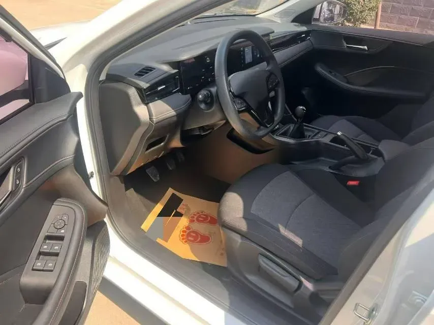 2023 Roewe i5 1.5L 129HP L4 5MT,autocango,china used car exporter,china ev exporter,chinese used car exporter,chinese used ev exporter